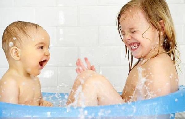 Tuyệt chiêu dành cho những bé sợ tắm