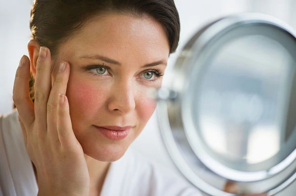 Dưỡng da, trị mụn hiệu quả cho phụ nữ trung niên