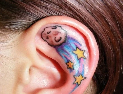 Nổi da gà với thú xăm hình khoe tai