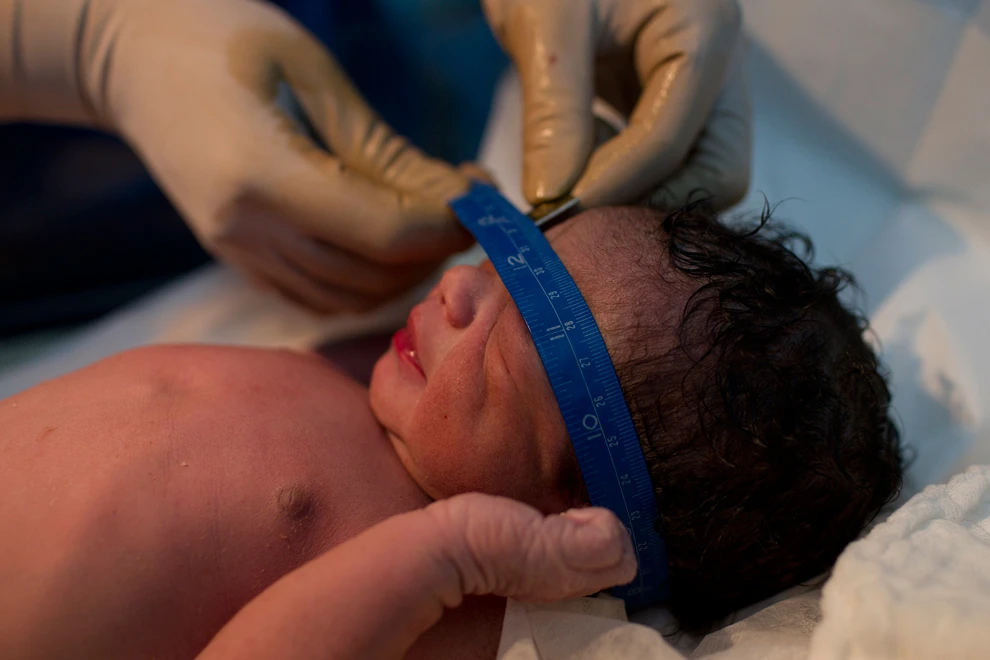 Xem bé sơ sinh chào đời (1)