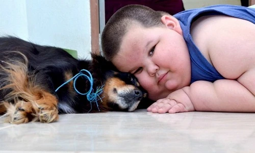 Kinh ngạc bé 3 tuổi nặng 70kg do nghiện ăn