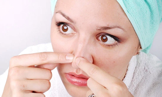 Tẩy da, nặn mụn... quá nhiều khiến bạn già trước tuổi