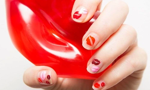 Tự vẽ móng hình môi xinh cho ngày Valentine