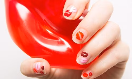 Tự vẽ móng hình môi xinh cho ngày Valentine 