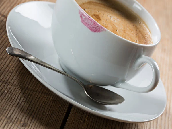 Bí quyết để son không bị lem khi hôn, ăn uống