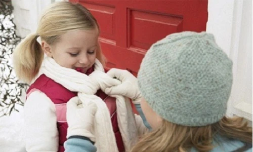 Những lưu ý khi cho trẻ ra ngoài chơi mùa lạnh