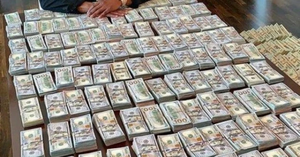 Khoe núi tiền giữa dịch COVID-19, anh chàng có sở thích quái dị này là ai?