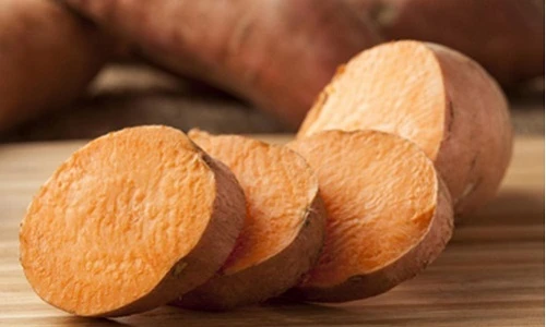 Làm trắng da, trị mụn bằng... khoai lang