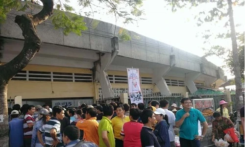 Mua vé không được vào sân, CĐV quậy sân Long An