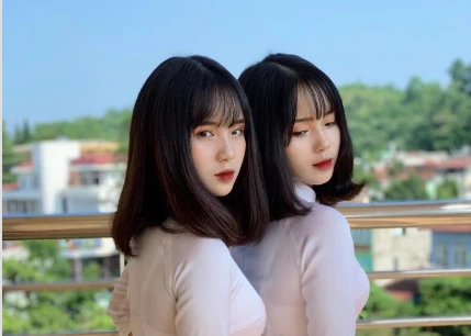 Cặp chị em song sinh xinh như búp bê gây sốt trong ngày khai giảng