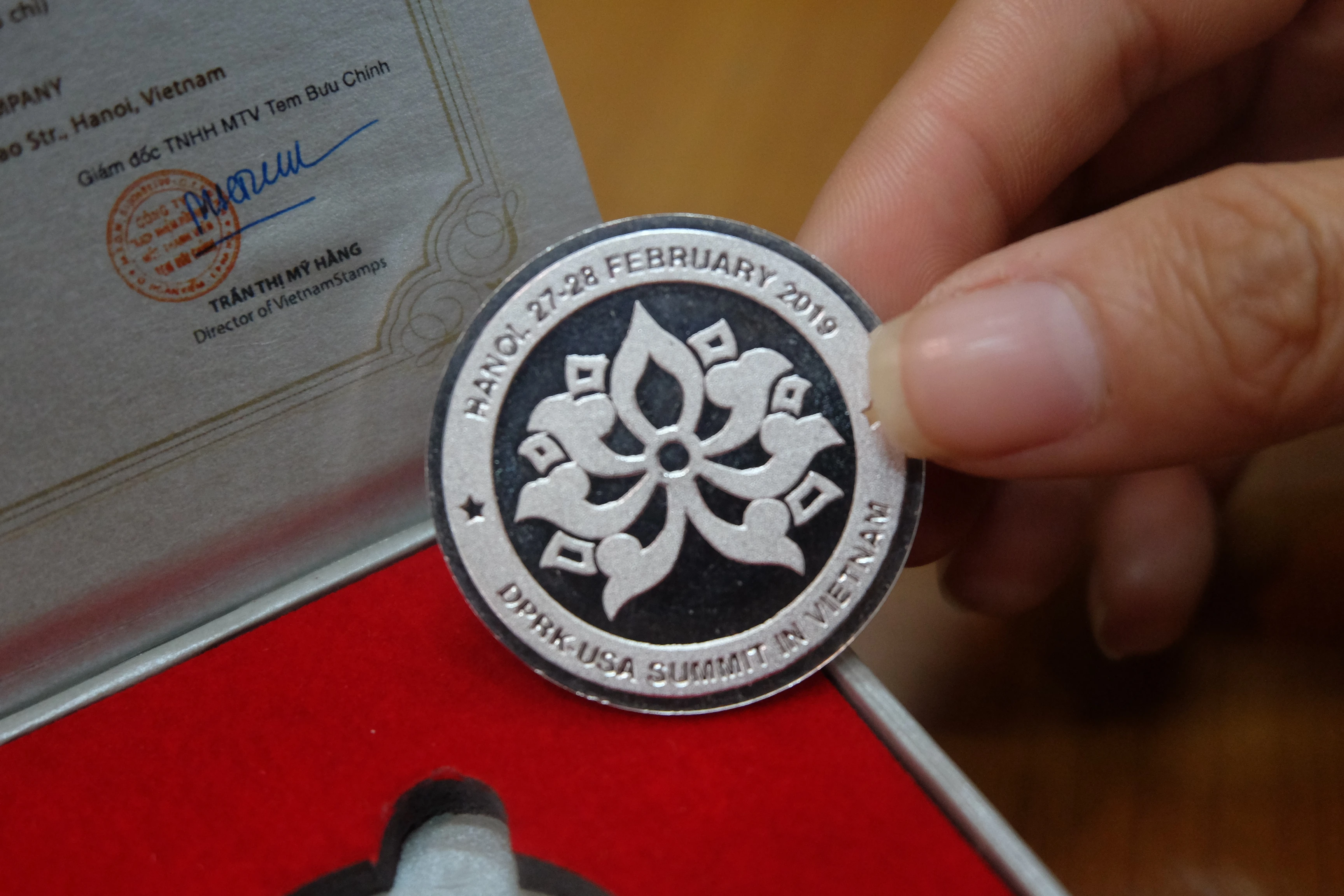 Xếp hàng xuyên trưa mua đồng xu kỷ niệm thượng đỉnh Mỹ - Triều