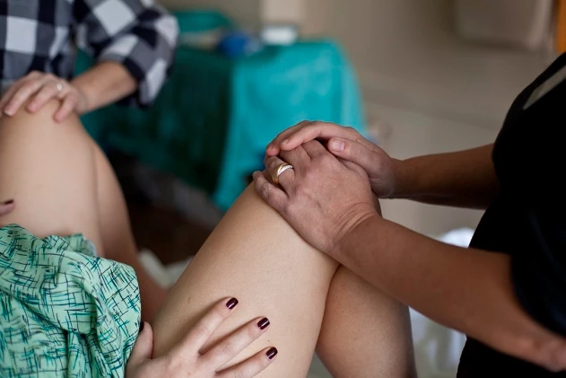 Khoảnh khắc hiếm cặp vợ chồng đồng tính sinh con