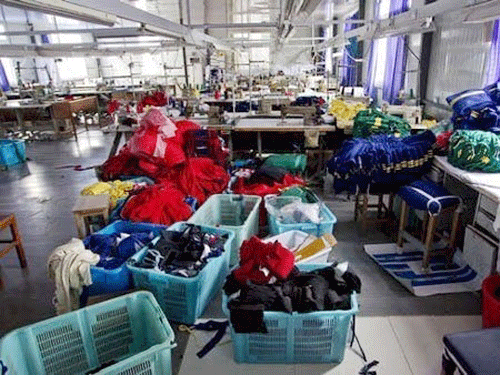 Aromatic amine thuộc nhóm amine thơm, đã bị cấm sử dụng từ lâu. Nó gây kích ứng cho da, mẩn ngứa, viêm nhiễm. Đặc biệt, nếu mặc đồ có chứa chất này có thể gây ung thư. Ngoài ra, người có cơ địa dị ứng càng dễ bị nhiễm độc hơn.