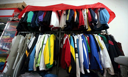 Vải, quần áo Trung Quốc nhiễm độc. Hồi đầu năm ngoái, giới chức Tung Quốc đã ra lệnh cấm sau khi kiểm nghiệm đồng phục học sinh và nhận thấy hầu hết không đạt tiêu chuẩn chất lượng, có chứa độc tố. Những bộ đồng phục này chứa các chất nhuộm aromatic amin bị cấm sử dụng vì có thể gây ung thư.