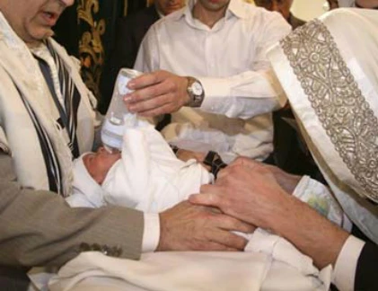 Những tập tục sinh đẻ kỳ quái trên thế giới