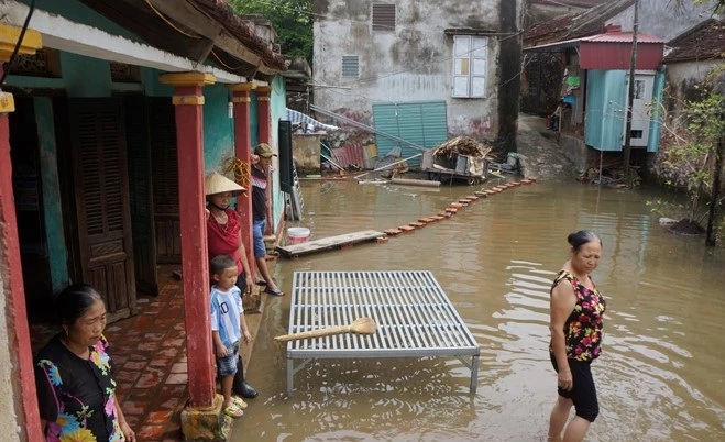 Ảnh: Hàng chục căn nhà ở xứ Thanh ngập sâu trong nước mưa