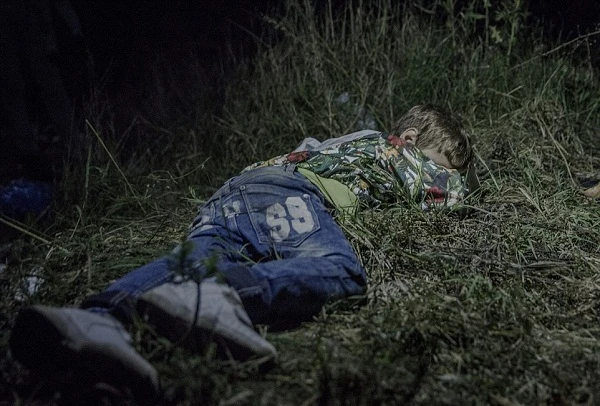 Rơi nước mắt ảnh giấc ngủ những em bé di cư