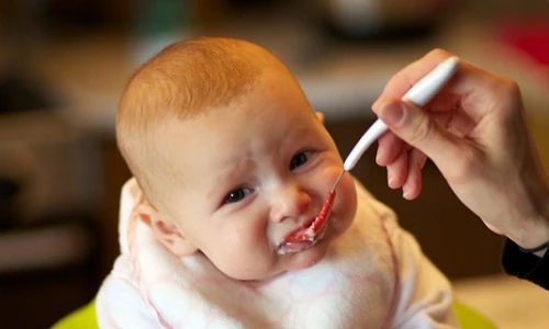 Những hiểm họa rình rập em bé ăn dặm sớm