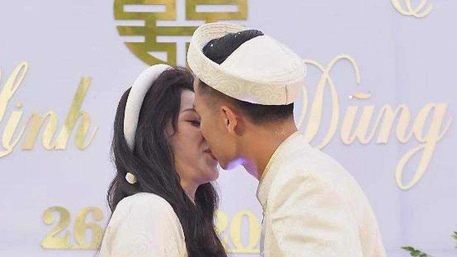 Bùi Tiến Dũng "khóa môi" hôn thê đại gia trong lễ đính hôn