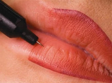 Zoom cận cảnh phun, xăm môi làm đẹp