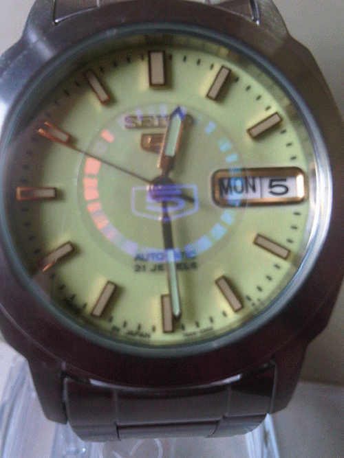 Nhưng đồng hồ Poljot bắt đầu thất thế trước sự xuất hiện của đồng hồ Seiko đến từ Nhật Bản. Những chiếc đồng hồ chạy tự động, không phải lên giây, lại hiện ra cả thứ, ngày, tháng này quả là quá sang trọng. Đến nỗi trong dân chúng đã xuất hiện câu “ca dao”: “Một yêu anh có sen kô / hai yêu xe đạp Pơ giô đón nàng”.