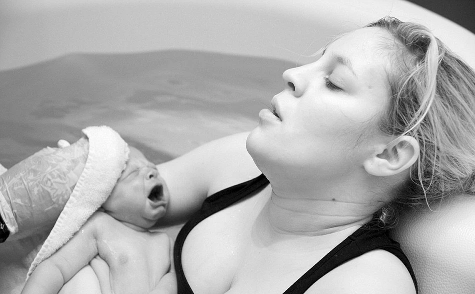 Bộ ảnh tan chảy về khoảnh khắc thiêng liêng khi sinh con