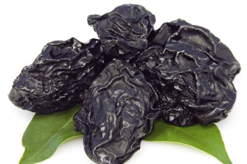 Mận khô. Mận khô và nho khô đen là nguồn chất sắt phong phú giúp tăng cường haemoglobin trong máu. Nước ngâm mận khô hay nho khô rất dễ uống, vì vậy bạn nên thường xuyên sử dụng chúng. Bạn nên uống chúng vào buổi sáng để tăng khả năng hấp thụ.