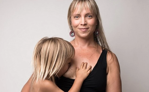 Tranh cãi ầm ĩ về bức ảnh em bé lớn tướng vẫn bú mẹ 