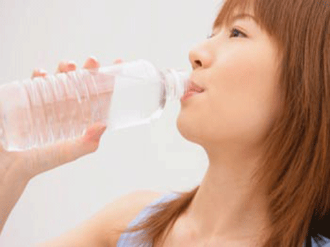 Lười uống nước. Vào mùa đông, chúng ta thường “lười” uống nước hơn bởi thời tiết lạnh sẽ khiến bạn ngại động đến nước. Bên cạnh đó, chúng mình cũng ít đổ mồ hôi vào mùa này nên ít khi cảm thấy khát, vì thế mà việc uống nước cũng dễ bị bỏ qua. Tuy nhiên, khi được cung cấp đầy đủ lượng nước thiết yếu, đôi môi mới có được vẻ căng mịn, tươi trẻ, đồng thời cũng chậm lão hóa và tránh được tình trạng khô nẻ.