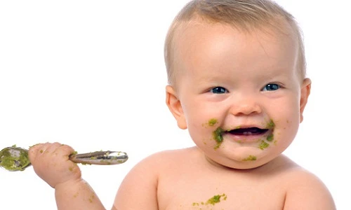 Dấu hiệu bé đã sẵn sàng ăn dặm