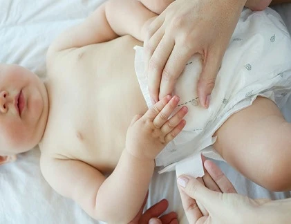Điểm danh sai lầm tai hại khi mặc bỉm cho bé
