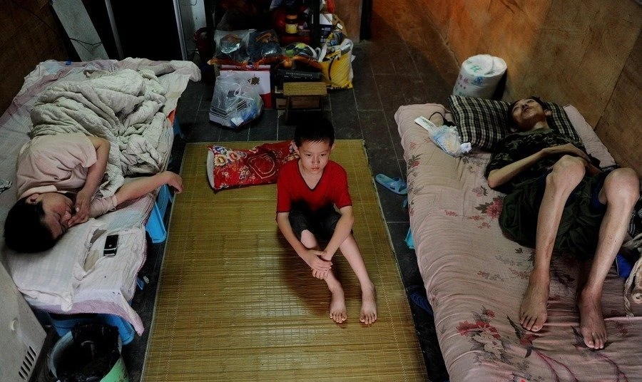 Xúc động hình ảnh bé 12 tuổi nuôi bố mẹ trọng bệnh