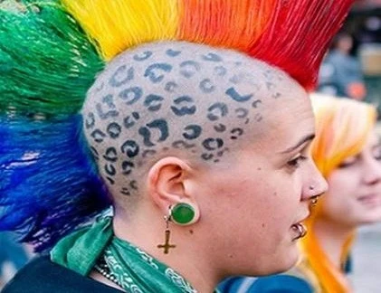 Những cô nàng cạo đầu xăm hình táo bạo