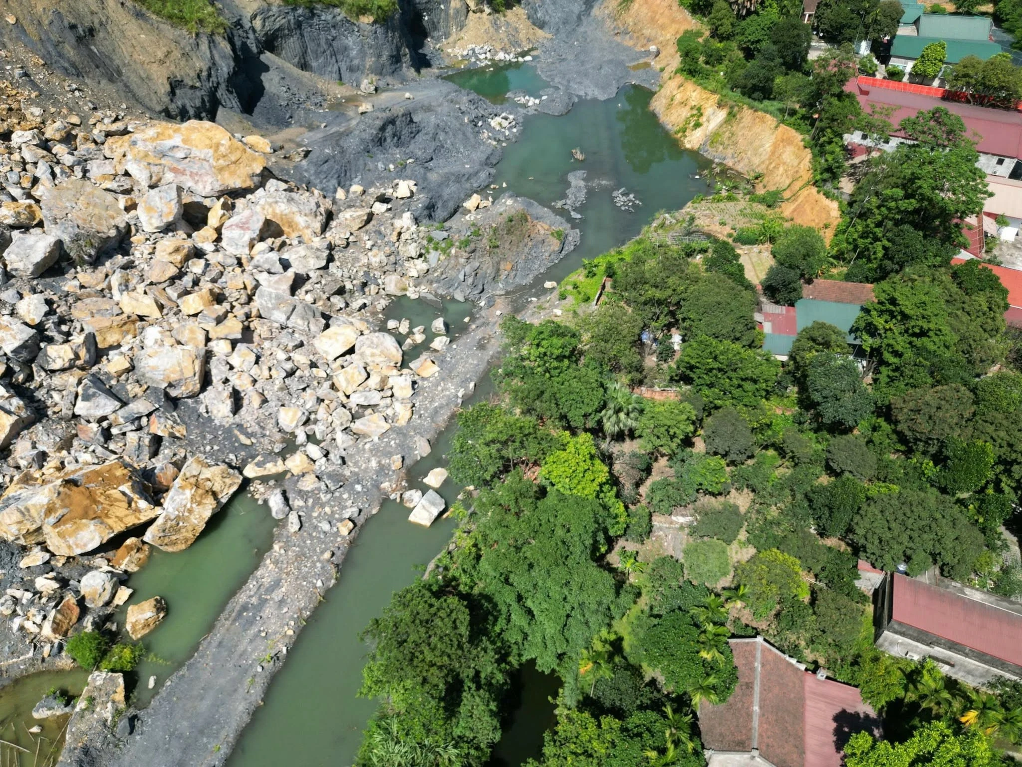 Hiện trường vụ nghìn khối đá ụp xuống sau tiếng nổ như bom