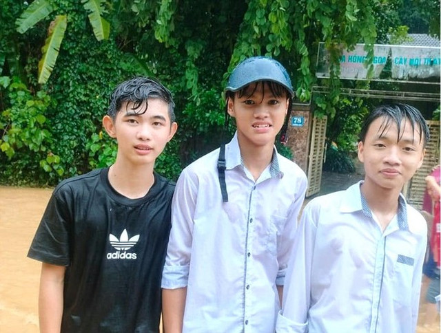 Hình ảnh đẹp của 4 nam sinh cứu người bị nước lũ cuốn trôi Hinh anh dep cua 4 nam sinh cuu nguoi bi nuoc lu cuon troi