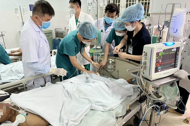 10 người ngộ độc botulinum sau khi ăn cá chép muối ủ chua, 1 ca đã tử vong - Hình 2 10 nguoi ngo doc botulinum sau khi an ca chep muoi u chua, 1 ca da tu vong-Hinh-2