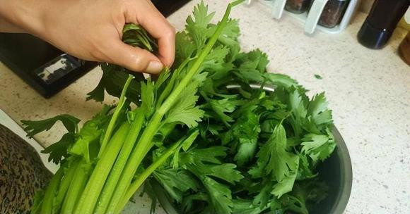 Khi ăn cần tây, tại sao không ăn lá? - Hình 2 Khi an can tay, tai sao khong an la?-Hinh-2