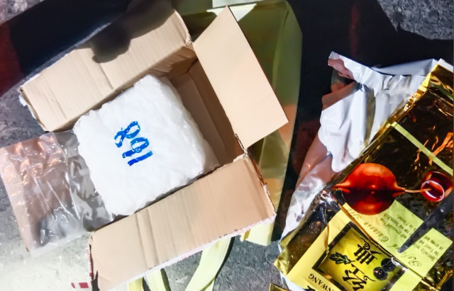 Bị bắt giữ cùng một kg ma túy ngụy trang trong gói trà - Hình 2 Bi bat giu cung mot kg ma tuy nguy trang trong goi tra-Hinh-2