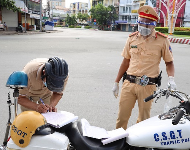 Nam sinh viên khiếu nại việc bị phạt vì 'ra đường không cần thiết' Nam sinh vien khieu nai viec bi phat vi 'ra duong khong can thiet'