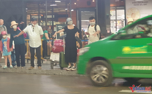 Taxi, xe công nghệ chật vật mưu sinh vì "bão giá" xăng dầu Taxi, xe cong nghe chat vat muu sinh vi