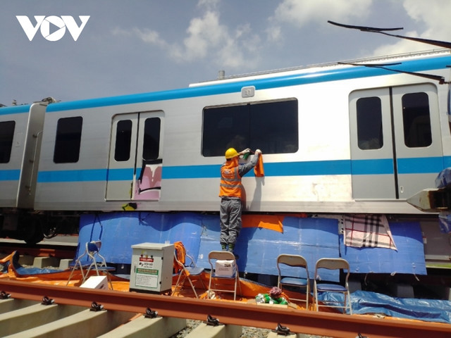 Đã khắc phục xong sự cố 2 toa tàu metro bị vẽ bẩn ở TP.HCM - Hình 2 Da khac phuc xong su co 2 toa tau metro bi ve ban o TP.HCM-Hinh-2