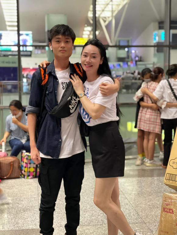 Quách Thu Phương tiễn con trai đi du học, nhan sắc gây chú ý - Hình 2 Quach Thu Phuong tien con trai di du hoc, nhan sac gay chu y-Hinh-2