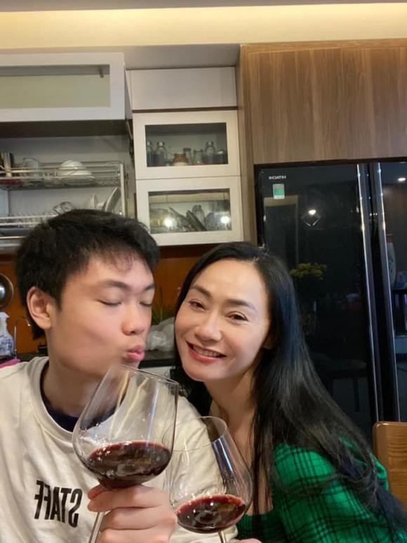 Quách Thu Phương tiễn con trai đi du học, nhan sắc gây chú ý - Hình 7 Quach Thu Phuong tien con trai di du hoc, nhan sac gay chu y-Hinh-7
