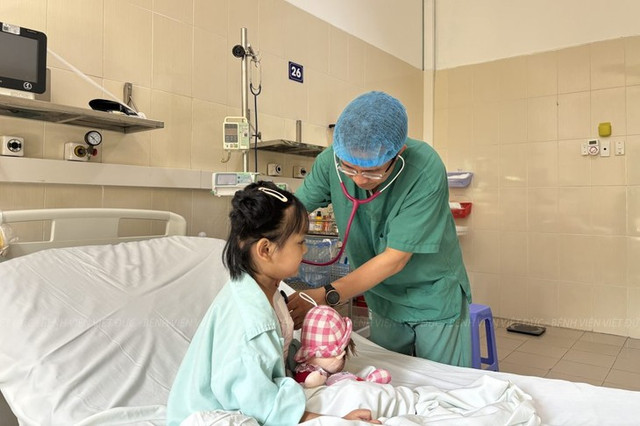 Bệnh nhi được khám lại sau phẫu thuật - Ảnh BVCC