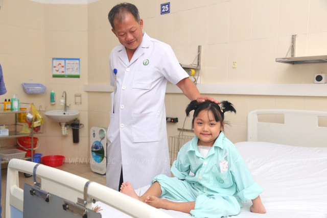 TS.BS Dương Đức Hùng, Giám đốc Bệnh viện Hữu nghị Việt Đức thăm bệnh nhi trước khi xuất viện - Ảnh BVCC