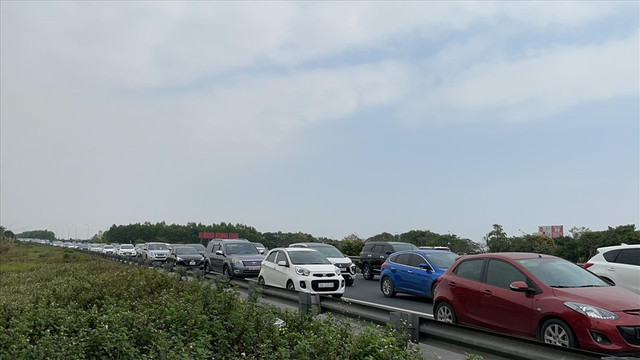 Cao tốc Pháp Vân - Cầu Giẽ ùn ứ kéo dài ngày mùng 2 Tết Nguyên đán - Hình 4 Cao toc Phap Van - Cau Gie un u keo dai ngay mung 2 Tet Nguyen dan-Hinh-4