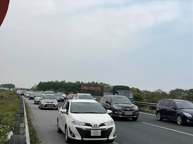 Cao tốc Pháp Vân - Cầu Giẽ ùn ứ kéo dài ngày mùng 2 Tết Nguyên đán - Hình 2 Cao toc Phap Van - Cau Gie un u keo dai ngay mung 2 Tet Nguyen dan-Hinh-2
