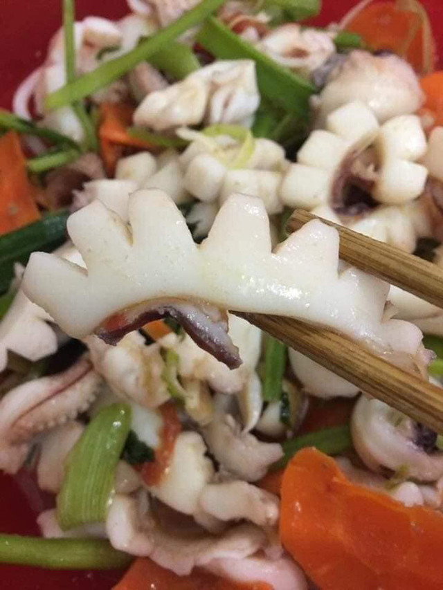 Dân buôn tiết lộ bất ngờ về loại mực khổng lồ bán rẻ 55.000 đồng/kg đang gây 'sốt' - Hình 5 Dan buon tiet lo bat ngo ve loai muc khong lo ban re 55.000 dong/kg dang gay 'sot'-Hinh-5