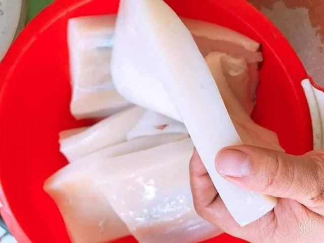 Dân buôn tiết lộ bất ngờ về loại mực khổng lồ bán rẻ 55.000 đồng/kg đang gây 'sốt' - Hình 3 Dan buon tiet lo bat ngo ve loai muc khong lo ban re 55.000 dong/kg dang gay 'sot'-Hinh-3