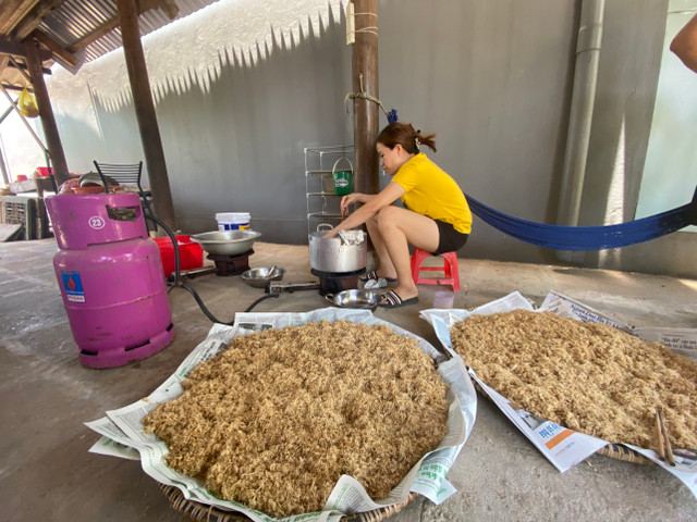 Người dân ở rốn lũ Quảng Bình tiếp tế đồ ăn cho y, bác sĩ ở Bắc Giang - Hình 2 Nguoi dan o ron lu Quang Binh tiep te do an cho y, bac si o Bac Giang-Hinh-2